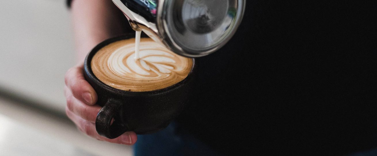 Kaffee in nachhaltigen Kaffeetassen aus Kaffeesatz