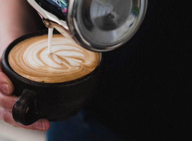 Kaffee in nachhaltigen Kaffeetassen aus Kaffeesatz